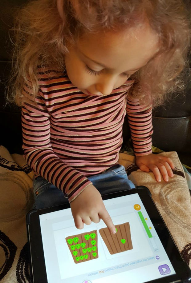 Girl using Smartick on tablet