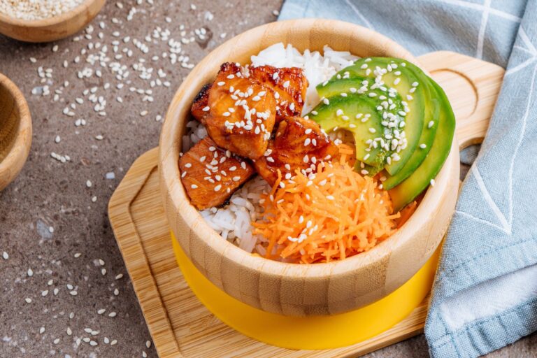 Rice bowl with marinated salmon and veggies